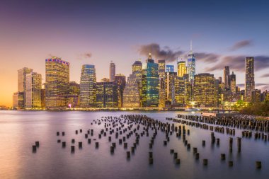 New York, New York, ABD Doğu Nehri üzerinde alacakaranlıkta şehir manzarası.