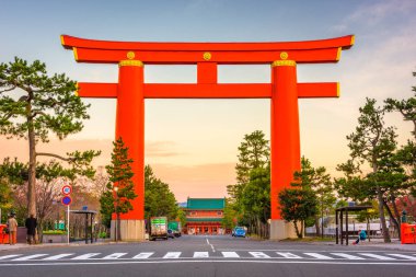 Kyoto, Japonya Heian Tapınak'ın ana kapısında.