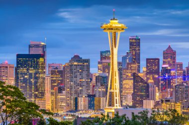 Seattle, Washington - 26 Haziran 2018: Space Needle kuleleri şehir Seattle alacakaranlıkta manzarası önünde.