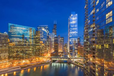 Chicago, Illinois, ABD cityscape Nehri alacakaranlıkta.