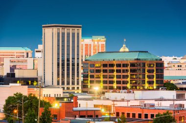 Montgomery, Alabama, ABD şehir cityscape alacakaranlıkta.