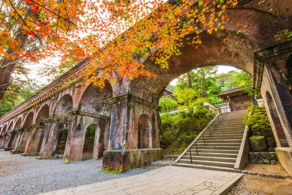 Kyoto Giappone All Acquedotto Del Tempio Nanzenji Dietro Fogliame Autunnale — Foto Stock
