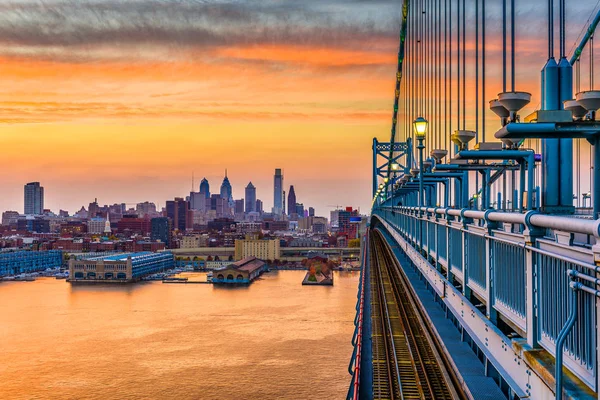 美国宾夕法尼亚州费城 街市地平线从本杰明 富兰克林桥 — 图库照片