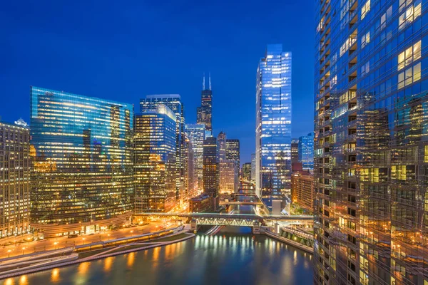 Chicago Illinois Stati Uniti Paesaggio Urbano Sul Fiume Crepuscolo Immagine Stock