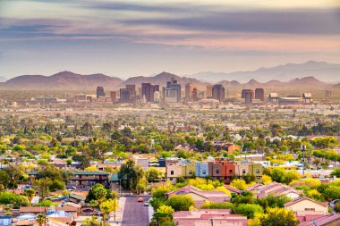 Phoenix, Arizona, ABD Alacakaranlıkta şehir manzarası.