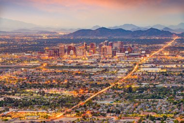 Phoenix, Arizona, ABD Alacakaranlıkta şehir manzarası.