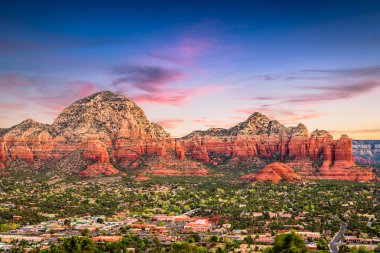 Sedona, Arizona, ABD şehir merkezi ve dağlar.