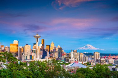 Mt. Rainier ile gece Seattle, Washington, ABD'deki şehir manzarası.