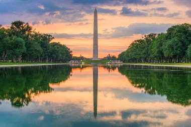 Washington Anıtı Washington, DC şafakta yansıtan havuzu üzerinde.