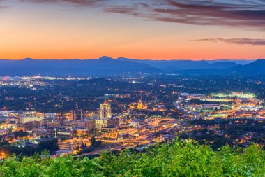 Alacakaranlıkta Roanoke, Virginia, ABD şehir manzarası.