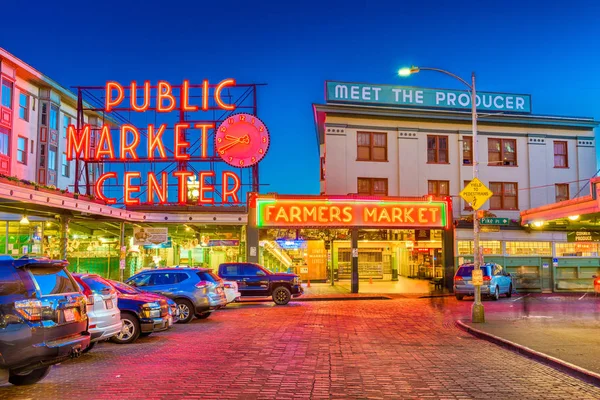 西雅图华盛顿 7月2日 2018 派克地方市场在晚上 受欢迎的旅游胜地于1907年开业 是美国最古老的连续经营的公共市场之一 — 图库照片