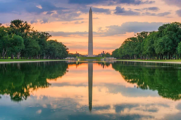 明け方 ワシントン リフレクティング プールのワシントン記念碑 — ストック写真