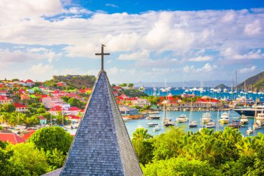 Gustavia, St. Barths kilise ve şehir manzarası.