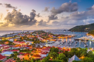 Gustavia, St. Barths şehir manzarası içinde alacakaranlıkta Carribean.