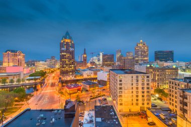 Milwaukee, WIsconsin, ABD şehir merkezi alacakaranlıkta gökyüzü.