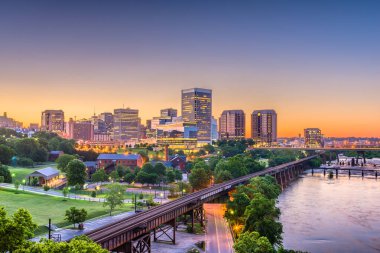Richmond, Virginia, ABD şehir manzarası alacakaranlık nehir üzerinde.