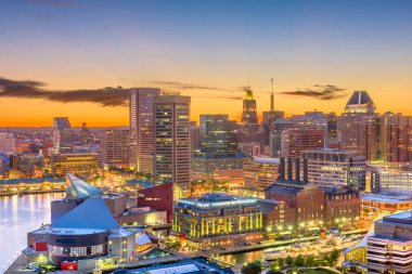 Baltimore, Maryland, ABD skyline Inner Harbor alacakaranlıkta.