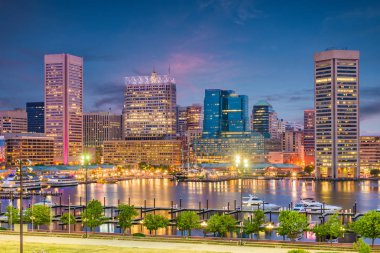 Baltimore, Maryland, ABD Skyline Inner Harbor alacakaranlıkta.