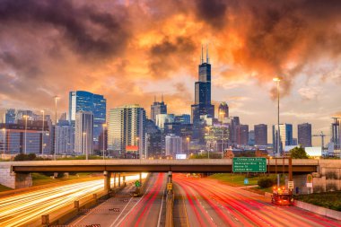 Chicago, Illinois, ABD şehir manzarası alacakaranlıkta karayolları üzerinde.