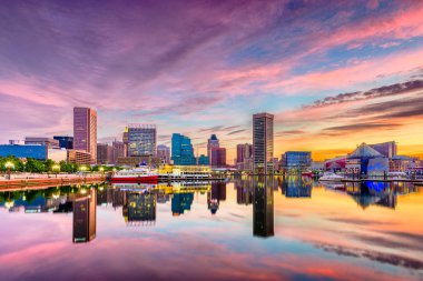 Baltimore, Maryland, ABD Skyline Inner Harbor alacakaranlıkta.