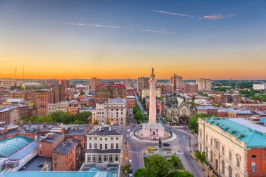 Baltimore, Maryland, ABD cityscape Mt. Vernon ve Washington Anıtı.