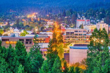 Eugene, Oregon, ABD alacakaranlıkta şehir manzarası.
