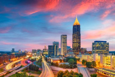Atlanta, Georgia, ABD şehir merkezi ve şehir merkezi alacakaranlıkta gökyüzü.