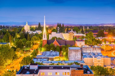Salem, Oregon, ABD şehir manzarası alacakaranlıkta.