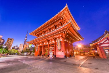 Tokyo, Japonya alacakaranlıkta Asakusa bölgesinde Sensoji Tapınağı'nda.