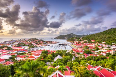 Gustavia, St. Barths şehir manzarası içinde alacakaranlıkta Carribean.
