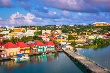 Redcliffe Quay içinde St. John's, Antigua ve Barbuda cityscape alacakaranlıkta.