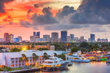Fort Lauderdale, Florida, ABD manzarası ve nehir alacakaranlıkta.