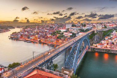 Porto, Portekiz manzarası ben köprü Dom Luis ve Douro Nehri üzerinde.