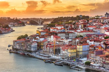 Porto, Portekiz 'in eski kasabası Douro Nehri' nin karşısından ufuk çizgisi