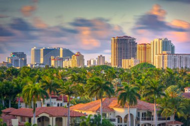 Fort Lauderdale, Florida, ABD manzarası ve nehir alacakaranlıkta.