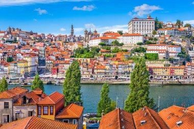 Porto, Portekiz 'in eski kasabası Douro Nehri' nin karşısından ufuk çizgisi