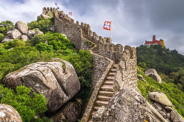Sintra Portugal Muro Castelo Dos Mouros Com Palácio Nacional Pena — Fotografia de Stock