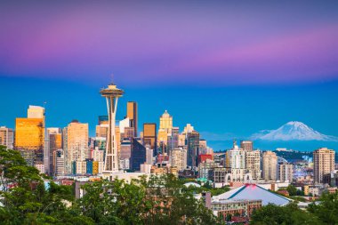 Mt. Rainier ile gece Seattle, Washington, ABD'deki şehir manzarası.