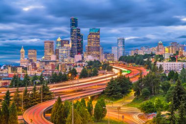 Seattle, Washington, ABD şehir merkezi alacakaranlıkta ufuk çizgisi ve otoyollar.