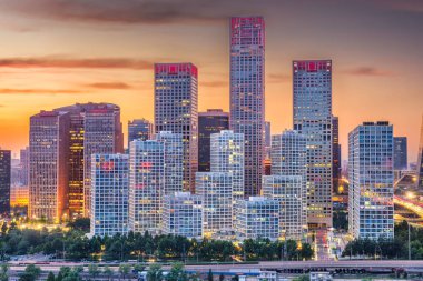 Beijing, Çin modern finans bölgesine cityscape alacakaranlıkta.