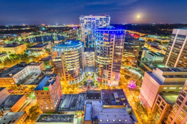 Orlando, Florida, ABD Hava cityscape Gölü Eola doğru alacakaranlıkta.