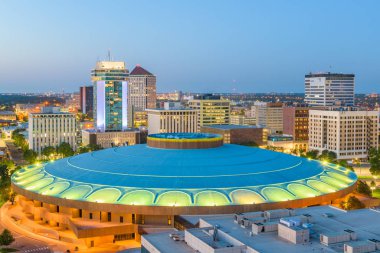 Wichita, Kansas, ABD şehir manzarası alacakaranlıkta.