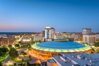 Wichita, Kansas, ABD şehir manzarası alacakaranlıkta.