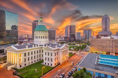 St. Louis, Missouri, ABD şehir merkezi alacakaranlıkta kemer ve adliye ile.