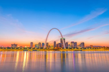 St. Louis, Missouri, ABD şehir merkezi alacakaranlıkta kemer ve adliye ile.