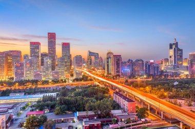 Beijing, Çin modern finans bölgesine cityscape alacakaranlıkta.