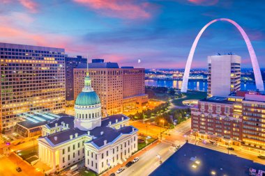 St. Louis, Missouri, ABD şehir merkezi alacakaranlıkta kemer ve adliye ile.