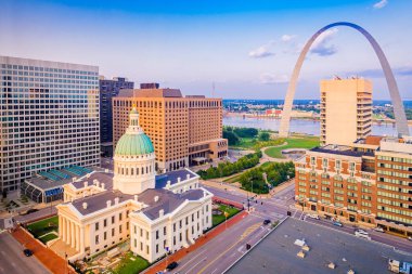 St. Louis, Missouri, ABD şehir merkezi alacakaranlıkta kemer ve adliye ile.