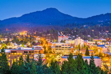 Eugene, Oregon, ABD alacakaranlıkta şehir manzarası.