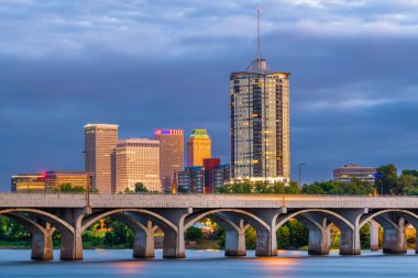 Alacakaranlıkta Arkansas Nehri üzerinde Tulsa, Oklahoma, ABD şehir manzarası.